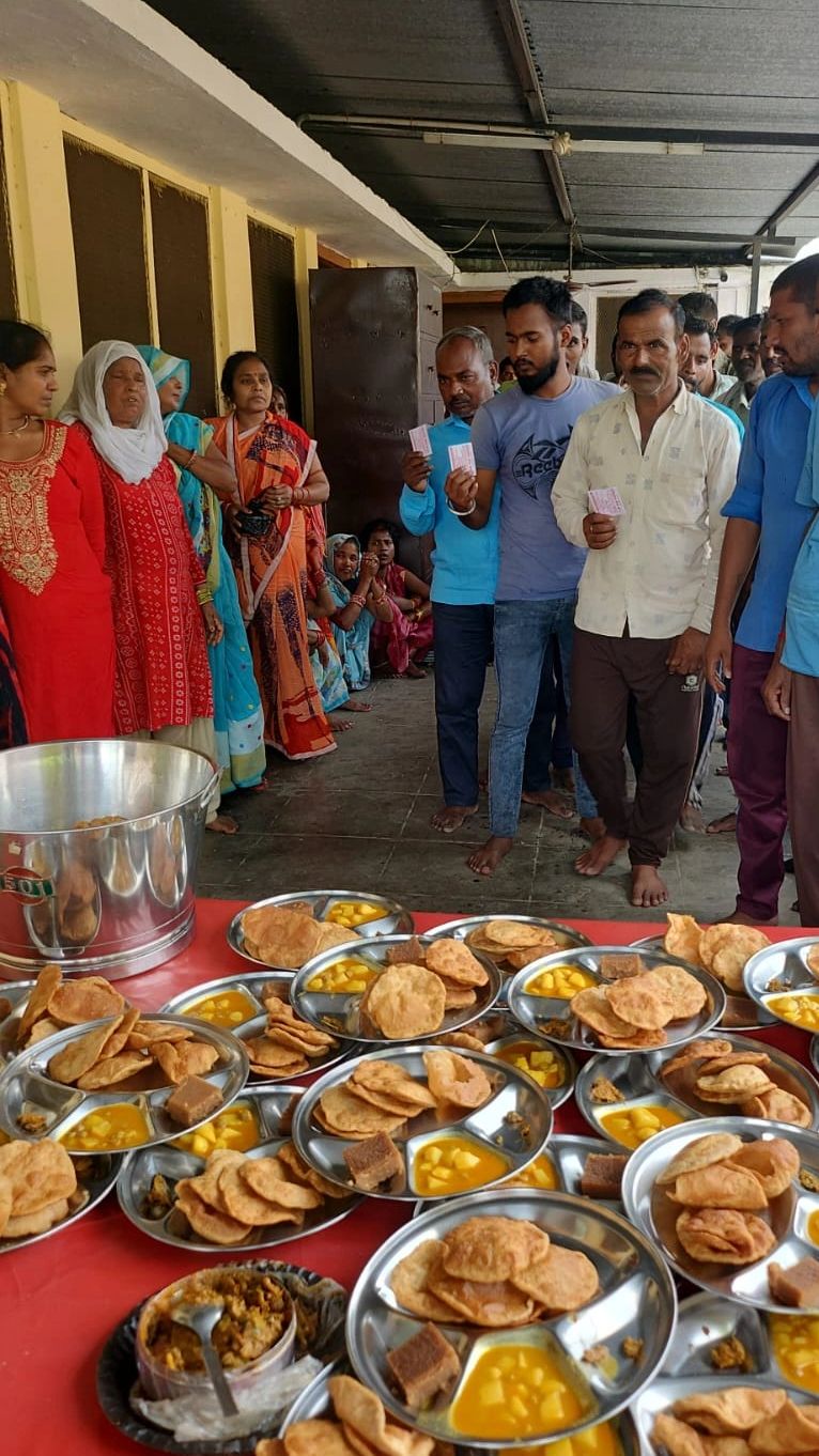 "सेवा ही संकल्प, भूखे को भोजन हमारा