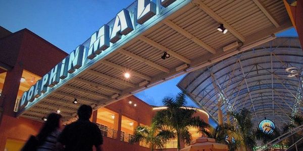 Bystanders in front of Dolphin Mall entrance, shuttle
