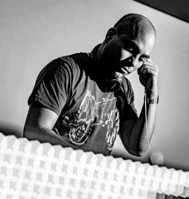 DJay 360 professional DJ mixing.