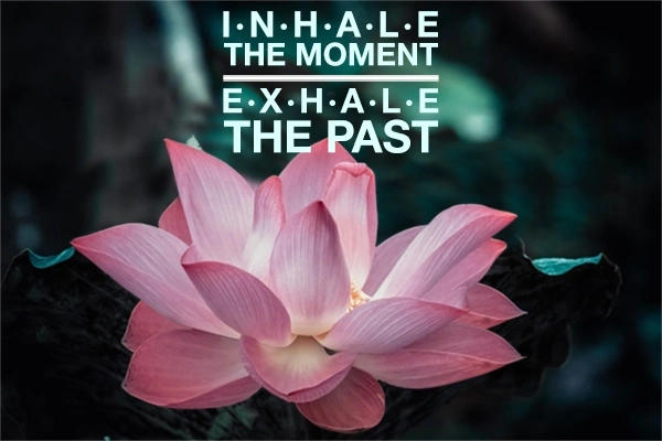 Bild mit Spruch Inhalle the moment, exhale the past