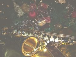 Free Christmas Saxophone Wallpaper / Screensavers - Light Picture - For Cell Phones - Black Yamaha Alto Saxophone under the tree.