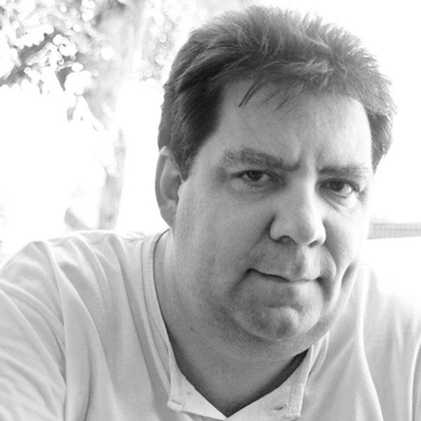 Hombre con expresión pensativa en una foto en blanco y negro.