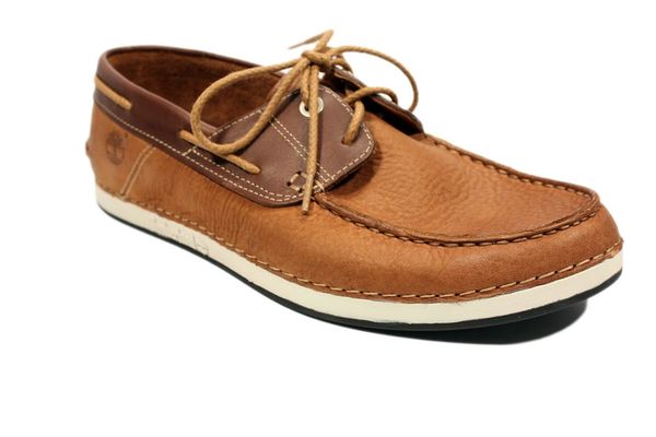 Zapato náutico en tonos marrones.