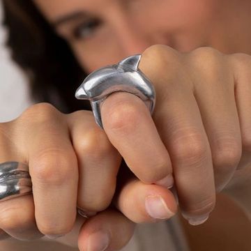 anello realizzato a mano in alluminio 100% riciclato. Nickel tested. Lavorazione artigianale.