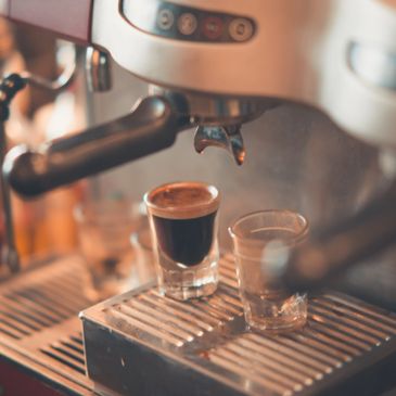 Machine à café et espresso dans un petit verre