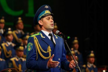 Maxim Makhlakov, Alexandrov soloist on stage