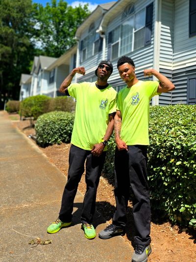 Smyrna local moving crew posing outside an apartment complex ready for a flat-rate move.