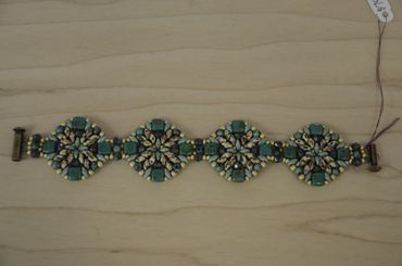 Bracelet using Czech Tiles and Super Duos beads 