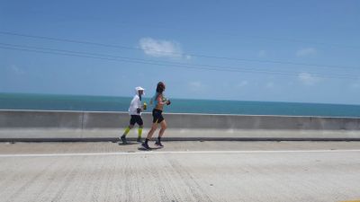 runners during the keys100