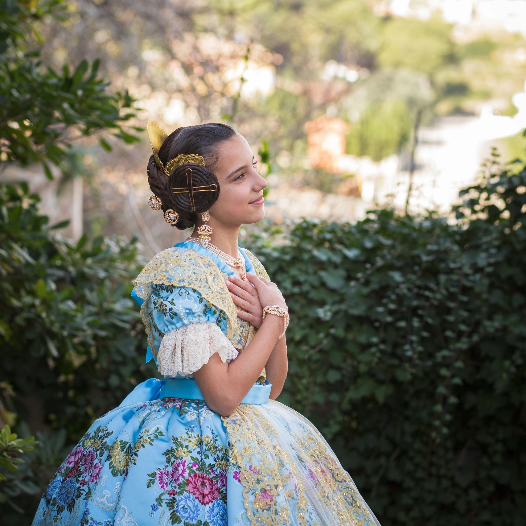 Joven con traje tradicional valenciano mirando al horizonte.