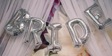 Guirlande de ballon BRIDE avec mur fleurie et voilage