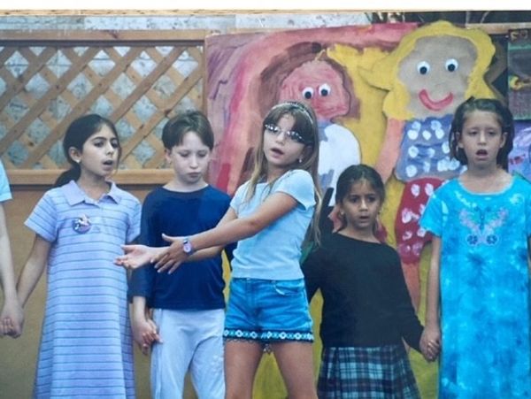 A children's dance conduct Stage