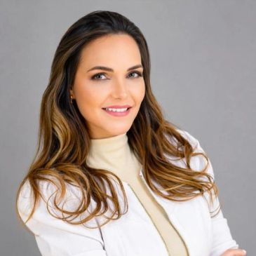Mujer sonriente con cabello largo y suelto.