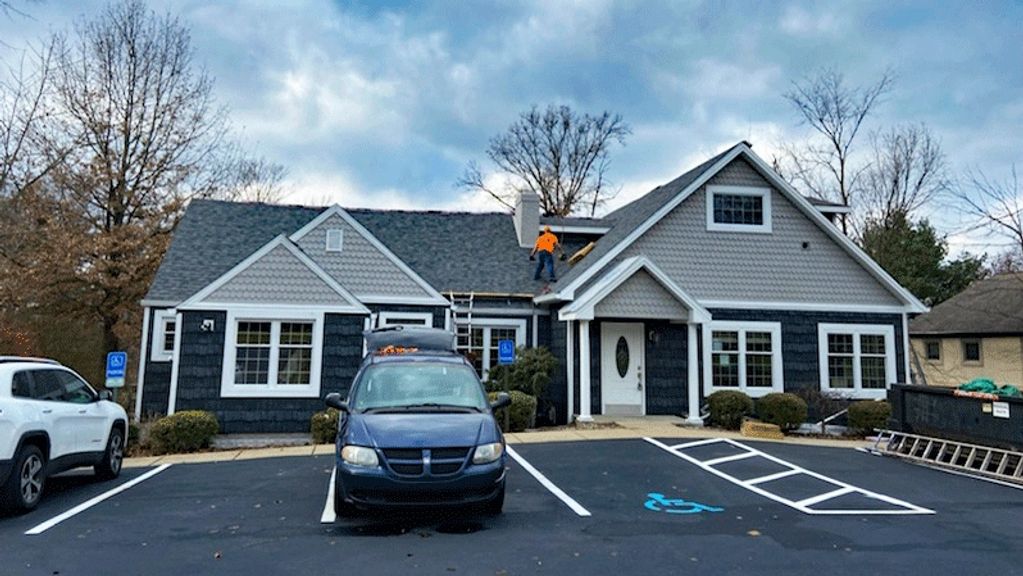 New shingle installation at Platt Insurance in Niles, OH