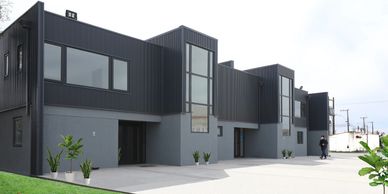Edificios modernos de apartamentos con fachada gris.