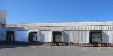 Puertas de carga en un almacén industrial.