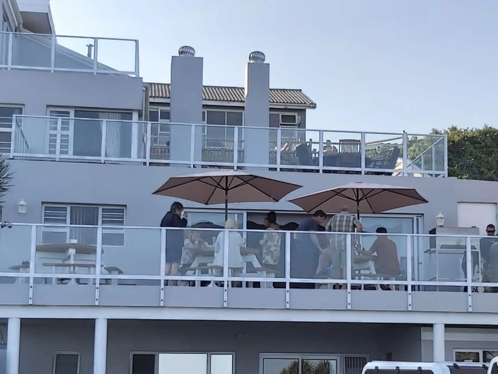 Verskeie buitelug-dekvlakke bied heerlike kuier- en geselsplekke om ou vriendskappe te versterk en n