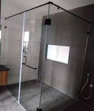 Design: Available in framed (sturdy, traditional), semi-framed, or frameless (seamless, luxury.