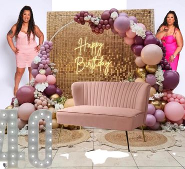 Elegant 40th birthday party setup with pink and gold decor and balloon arch.