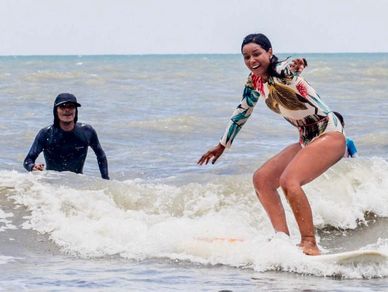 Clases de surf personalizadas en el mar caribe frente a la playa de dibulla la guajira Colombia.