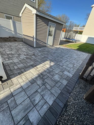 Limestone quarry Blend pavers
And Onyx Natural Grey Border