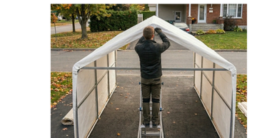 Homme dans une échelle qui fait le montage d'un abri tempo en automne