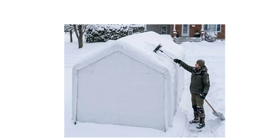 un homme qui fait l'entretien d'un abri tempo en hiver à l'Ancienne Lorette