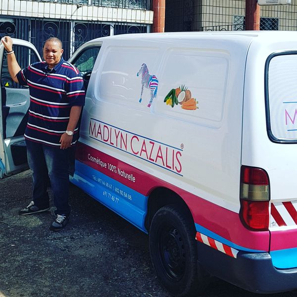 Christian Ngan sortant d'un véhicule de livraison de produits cosmétiques naturels Madlyn Cazalis