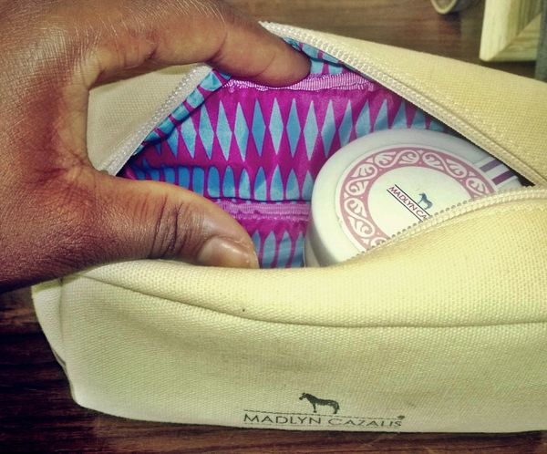 Trousse de toilette Madlyn Cazalis avec une crème naturelle à l'intérieur