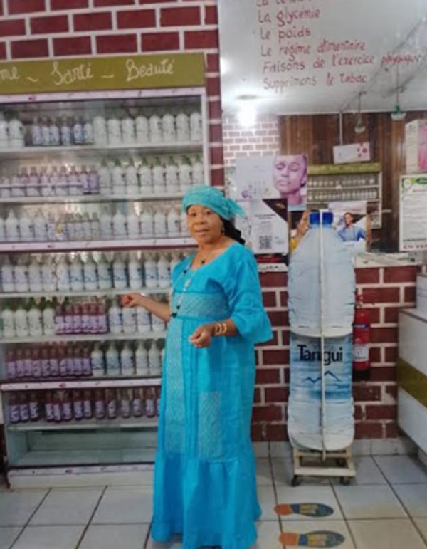 Mme Pauline Ngan, pharmacienne aux origines de Madlyn Cazalis dans la Pharmacie des Acacias.