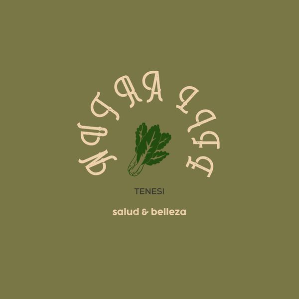 Logotipo con texto y hojas verdes en el centro.