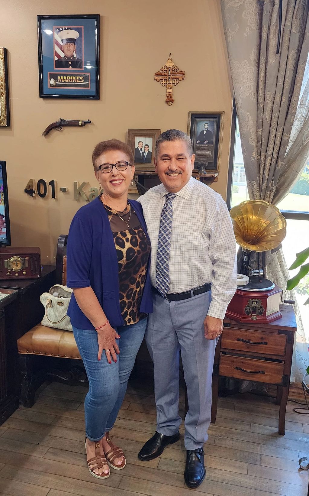 Clientes visitando nuestras oficinas para preparar su testamento o fideicomiso