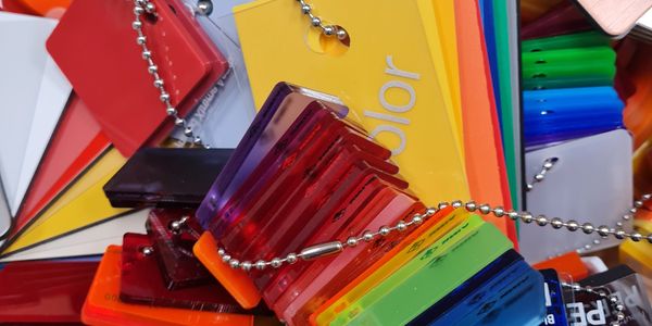 Heldere en gekleurde kunststoffen