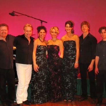 LA performs with THE COVERGIRLZ in a 40’s and 50’s touring show.