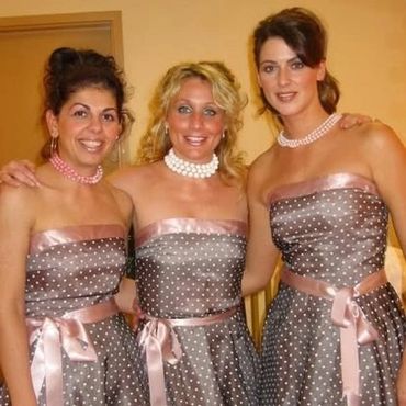 LA ready in costume for THE COVERGIRLZ 40’s and 50’s touring show.