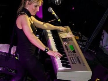 LA performs on keys.