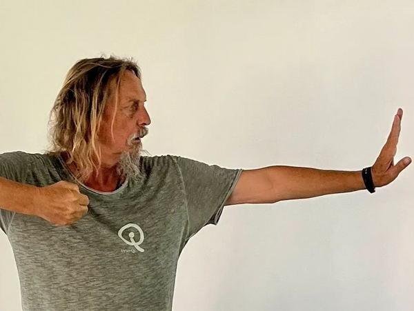 Mann zeigt Qigong online