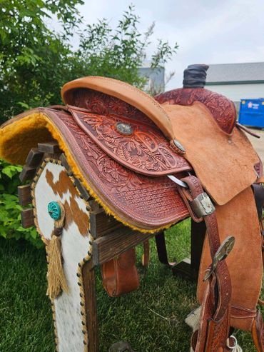 Custom roping saddle