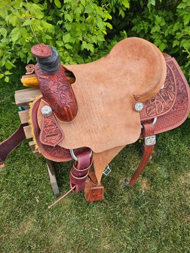 Custom roping saddle