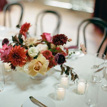 Floral centerpiece on the guest tables 