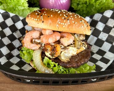 Hamburguesa con camarones, queso, lechuga, cebolla caramelizada tipo mar y tierra