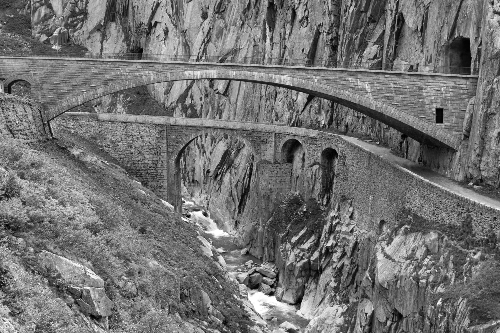 Die alte und neue Teufelsbrücke in der Schöllenenschlucht bei Andermatt. 
Roland Zumbuehl