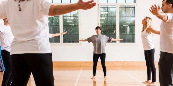 En gruppe deltar i en dansetime med instruktør.