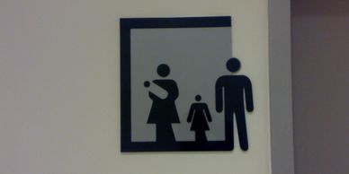 Tabela, giriş yazısı, asit indirme, giriş tabelası, Çevresel grafik Tasarım, Yönlendirme, Yön Bulma, İşaretler, Bilgilendirme Tasarımları, grafik Tasarım, İşaretleme Sistemleri, Yön Bulma Sistemleri, Mimari Grafik Tasarım, İç Mimari ve Grafik Tasarım, sign, signage, paslanmaz çelik, kutu çevirme, antik bronz yada bakır eskitme, Yönlendirme Sistemleri