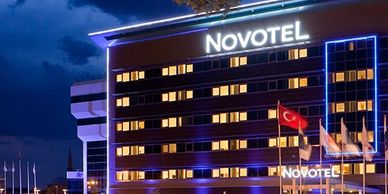 Novotel Neon Aydınlatmalı Otel Tabelası, Mimari Yönlendirme Sistemleri