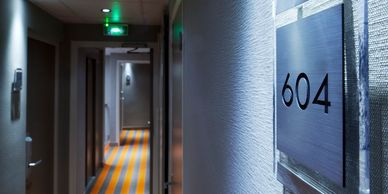 Yönlendirme Sistemleri, Işıklı Oda Kapı Numaraları ve Işıklı Kapı Oda Numaraları, Oda Kapı No