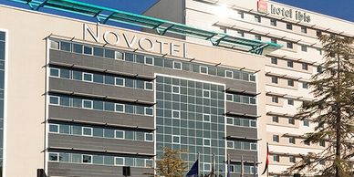 Kurumsal Tabela ve Kurumsal Logo yada Mimari Tabela veya Mimari Tasarım Tabelalar İle Cephe Reklam Panoları Diyebiliriz. Yöntek Mimari Yönlendirme Sistemleri