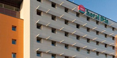 İçten Işıklı İmal Edilen Otel Çatı Tabelaları Statik Hesaba Uygun Olarak İmalatı Yapılır ve Uygun Alana Monte Edilir.