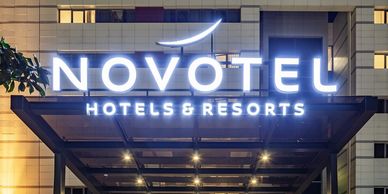 Otel Girişinde Bulunan Tak Üzerine Monte Edilen Led Işıklı Statik Toz Boyalı Alüminyum Kutu Harf