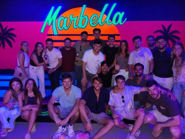 Grupo de amigos en club en Marbella de noche.